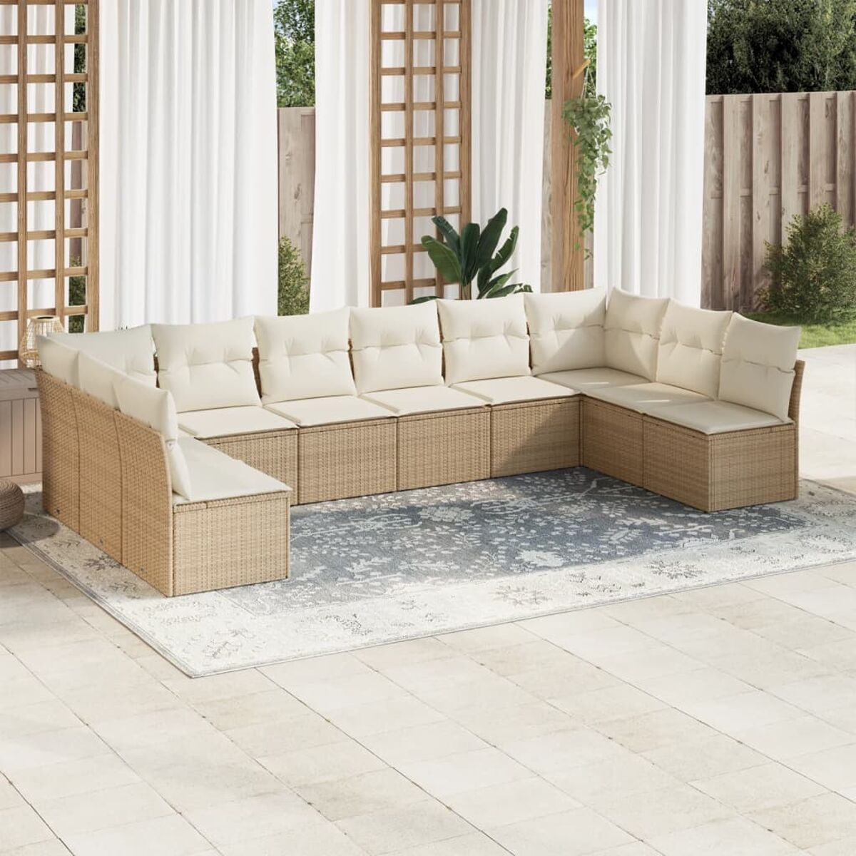 Korbmöbel-Ecksofa mit beigen Kissen, auf einem Teppich, mit Vorhängen und Holzrahmen.