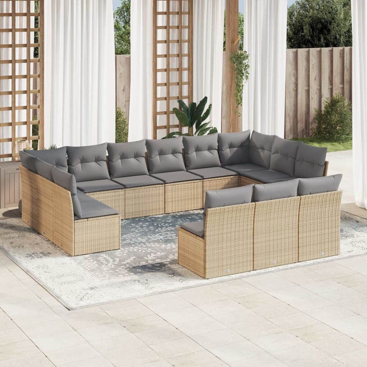 Beiges Outdoor-Sitzset. Verfügt über ein großes Ecksofa und einen Couchtisch. Neutrale Töne.
