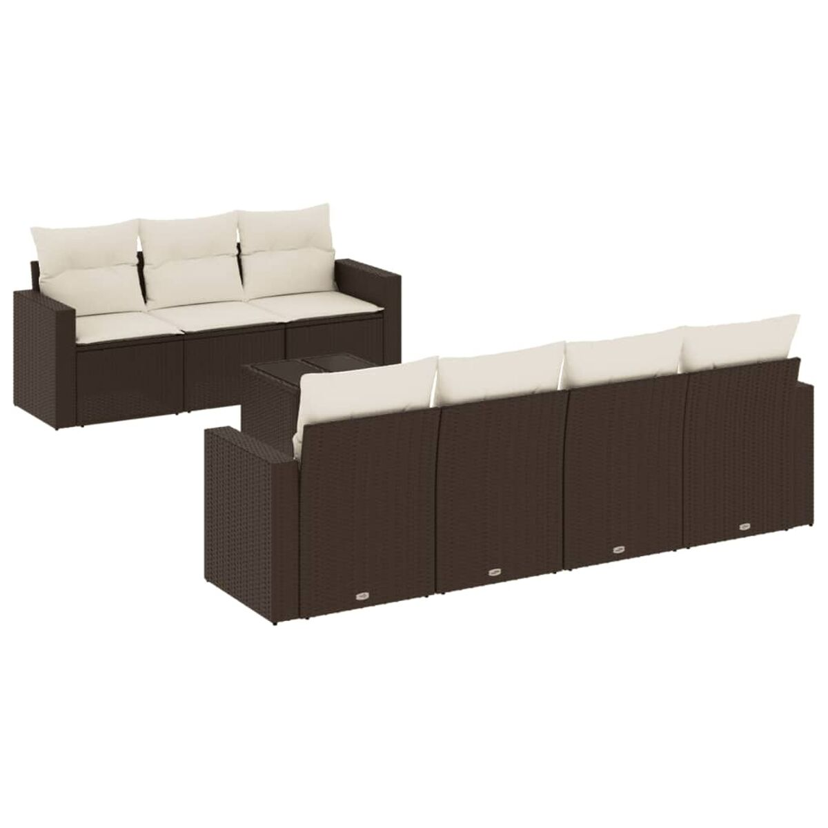 Divano in vimini marrone con cuscini color crema su sfondo bianco.
