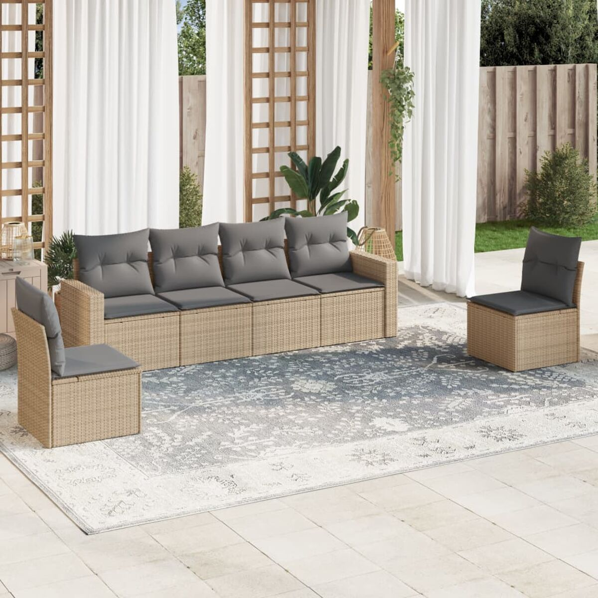 Outdoor-Terrassenset auf einem Teppich. Es umfasst ein Sofa, einen Stuhl und zwei Stühle. Der Hintergrund ist Garten.