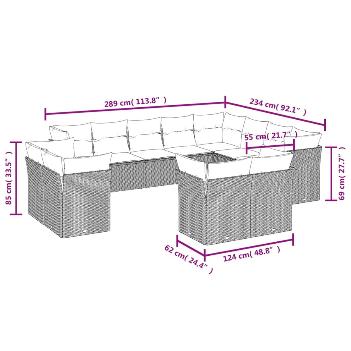 Ein großes Outdoor-Ecksofa mit beschrifteten Abmessungen. Es ist aus Korbgeflecht und hat mehrere Kissen.