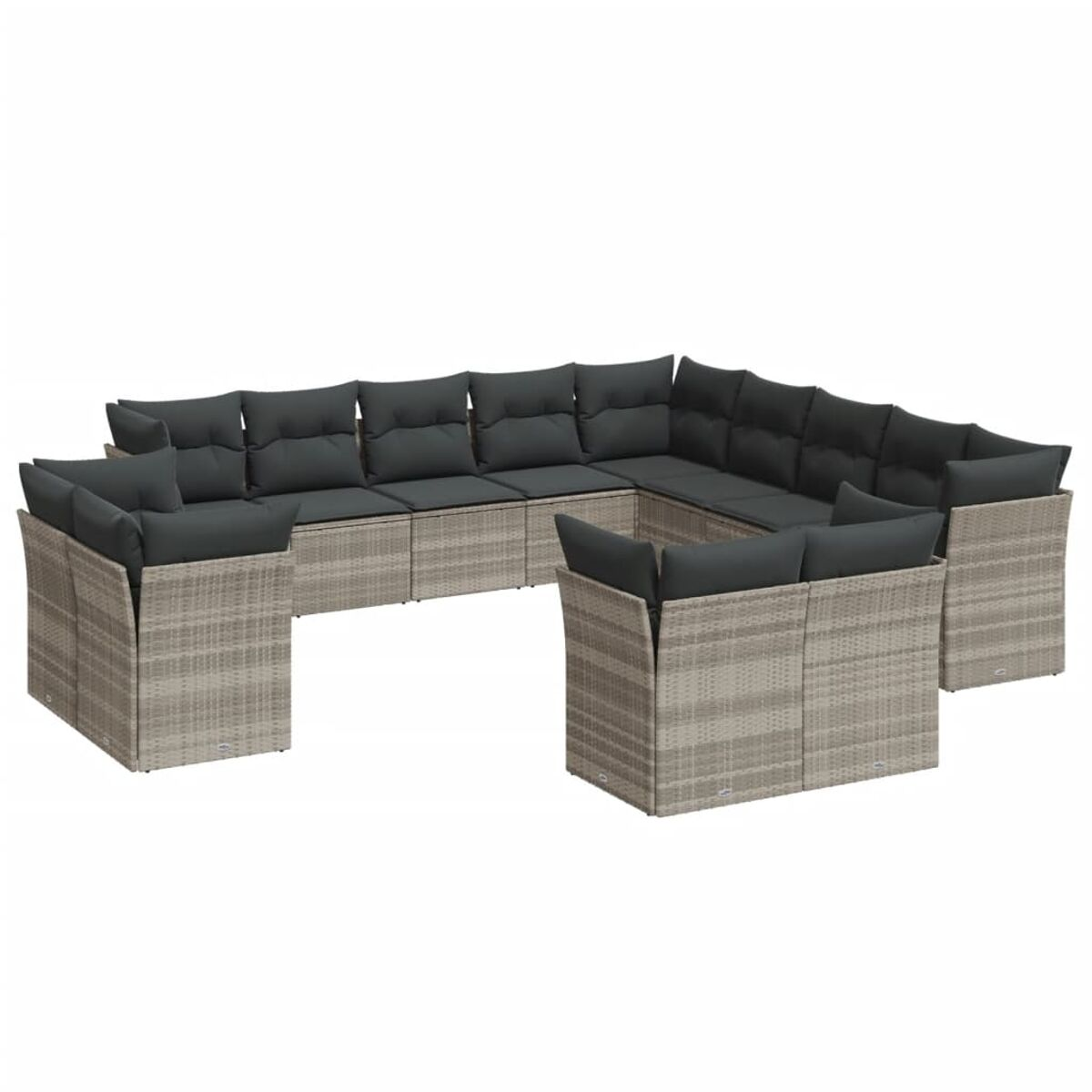 Divano angolare in rattan grigio con cuscini grigio scuro. Sfondo bianco. Nessun altro oggetto.