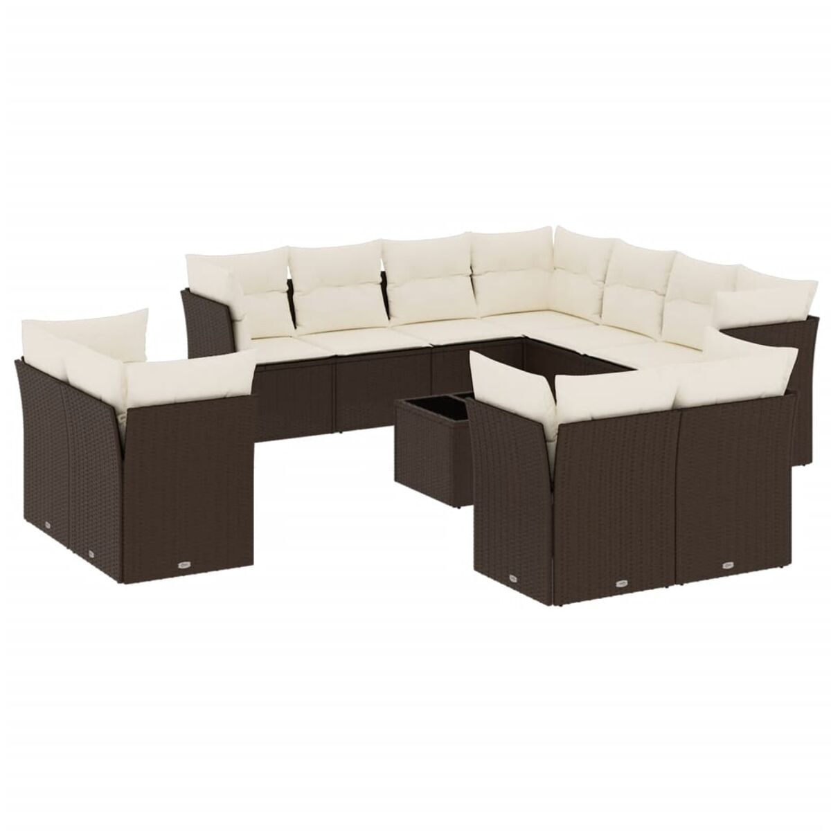 Divano componibile da esterno in vimini marrone scuro con cuscini color crema. Sfondo bianco.