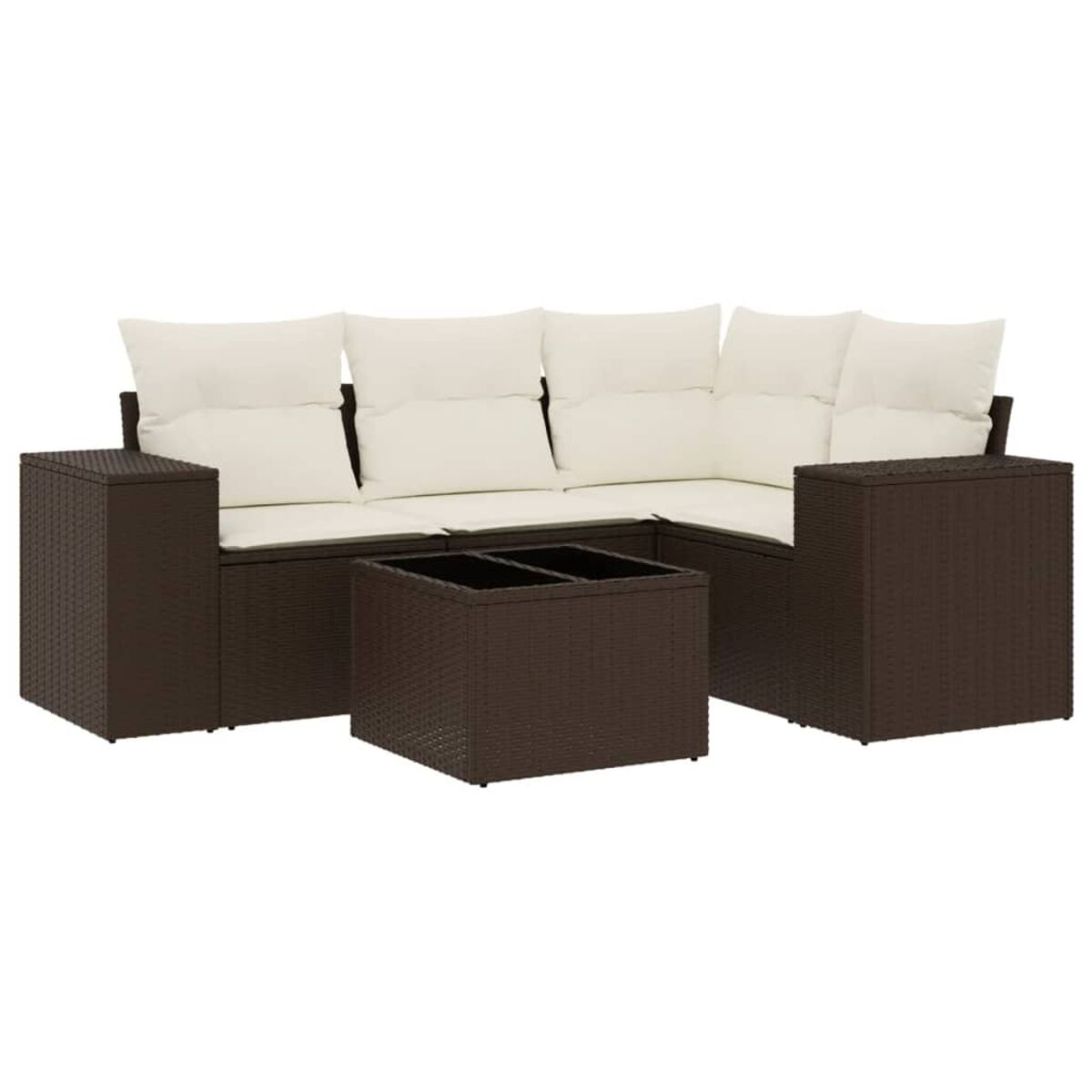 Divano in vimini marrone con cuscini color crema e tavolo.