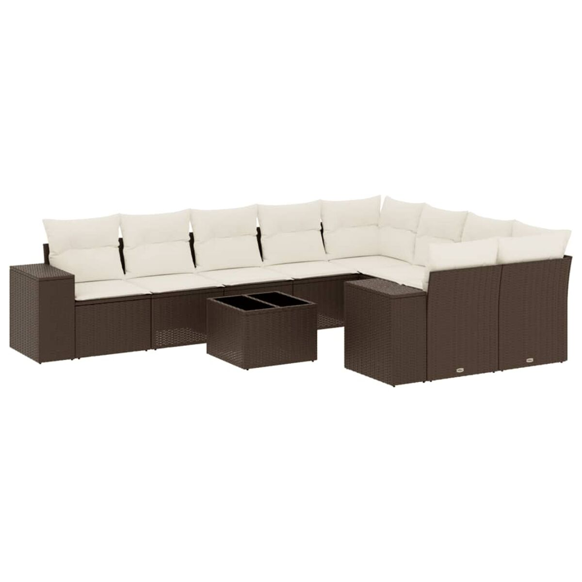 Divano angolare in rattan marrone con cuscini color crema e tavolo quadrato. Sfondo bianco.