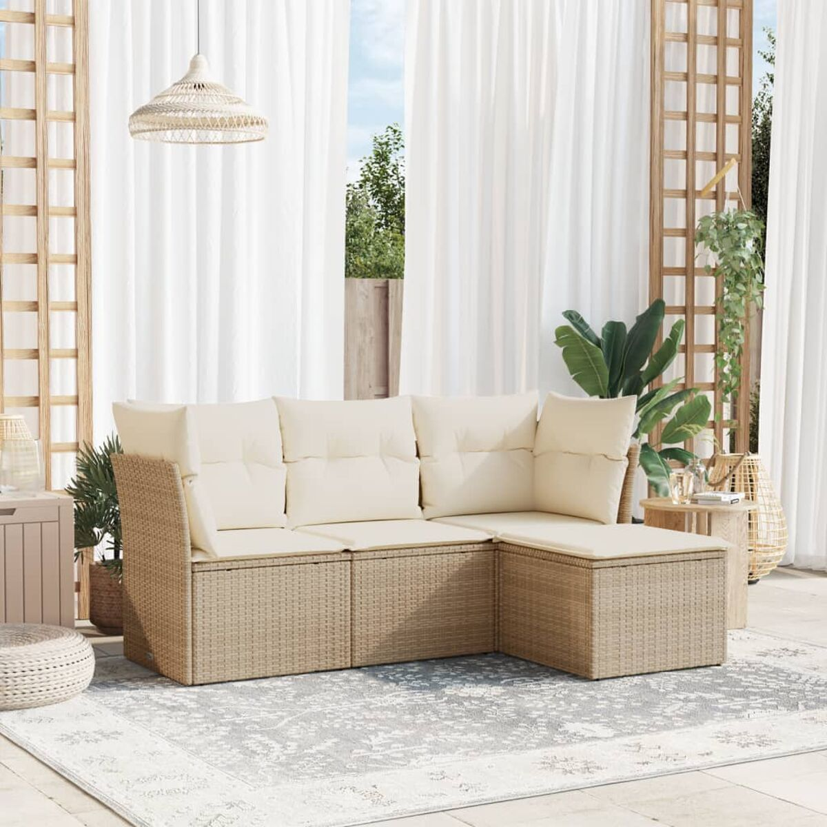 Rattan-Ecksofa mit cremefarbenen Kissen. Auf einem Terrassenteppich, mit Vorhängen und Grün.