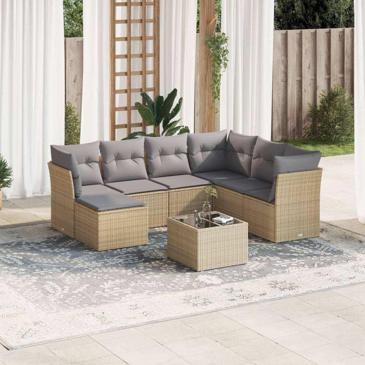 Beiges Ecksofa mit grauen Kissen und kleinem Tisch auf einem Teppich, im Freien.
