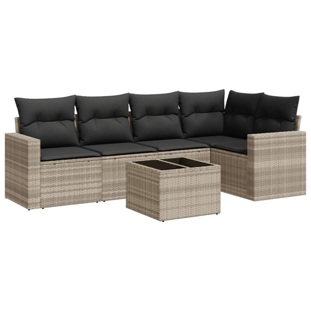 Divano in rattan beige con cuscini grigi e tavolino abbinato. Sfondo bianco.
