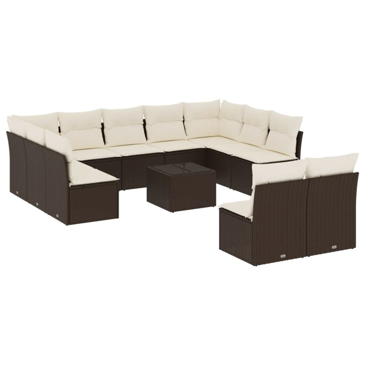 Divano componibile da esterno in vimini marrone scuro con cuscini color crema e tavolino, sfondo bianco.