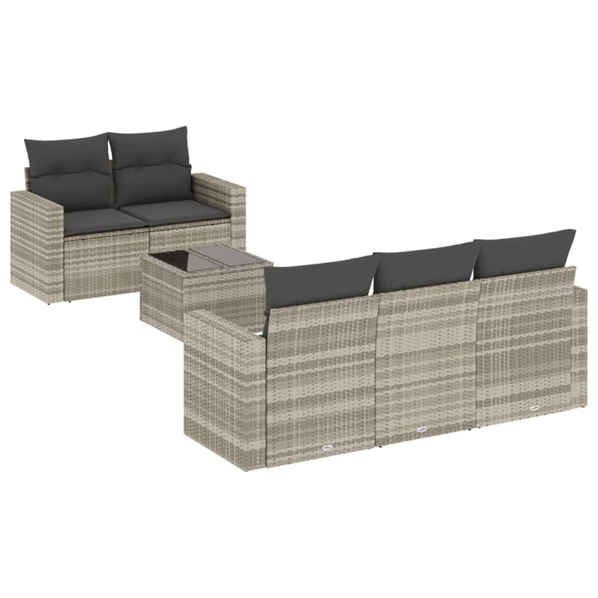 Set divano in vimini grigio con cuscini grigi e tavolino. Sfondo bianco.