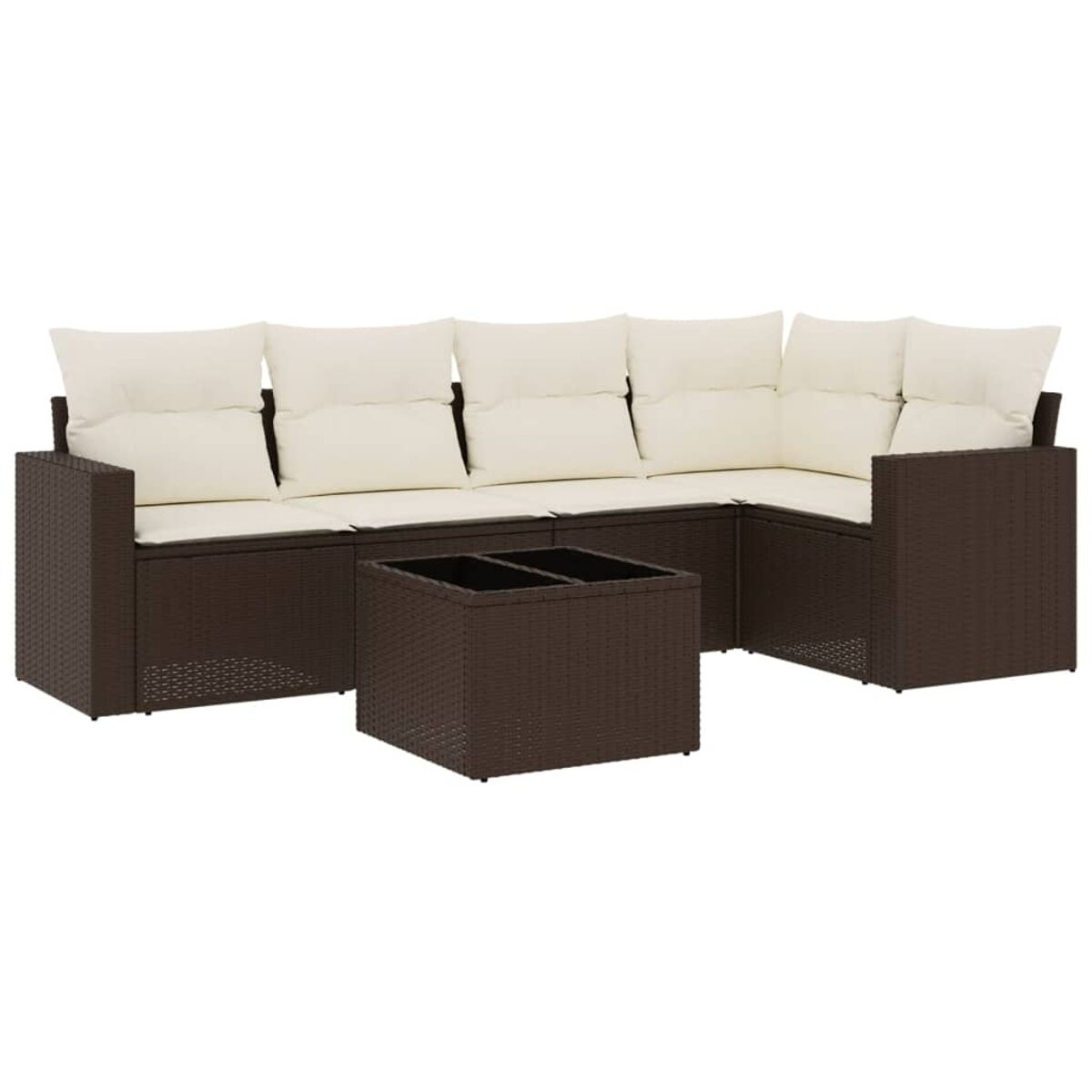 Divano in rattan marrone con cuscini color crema e tavolino abbinato. Sfondo bianco.