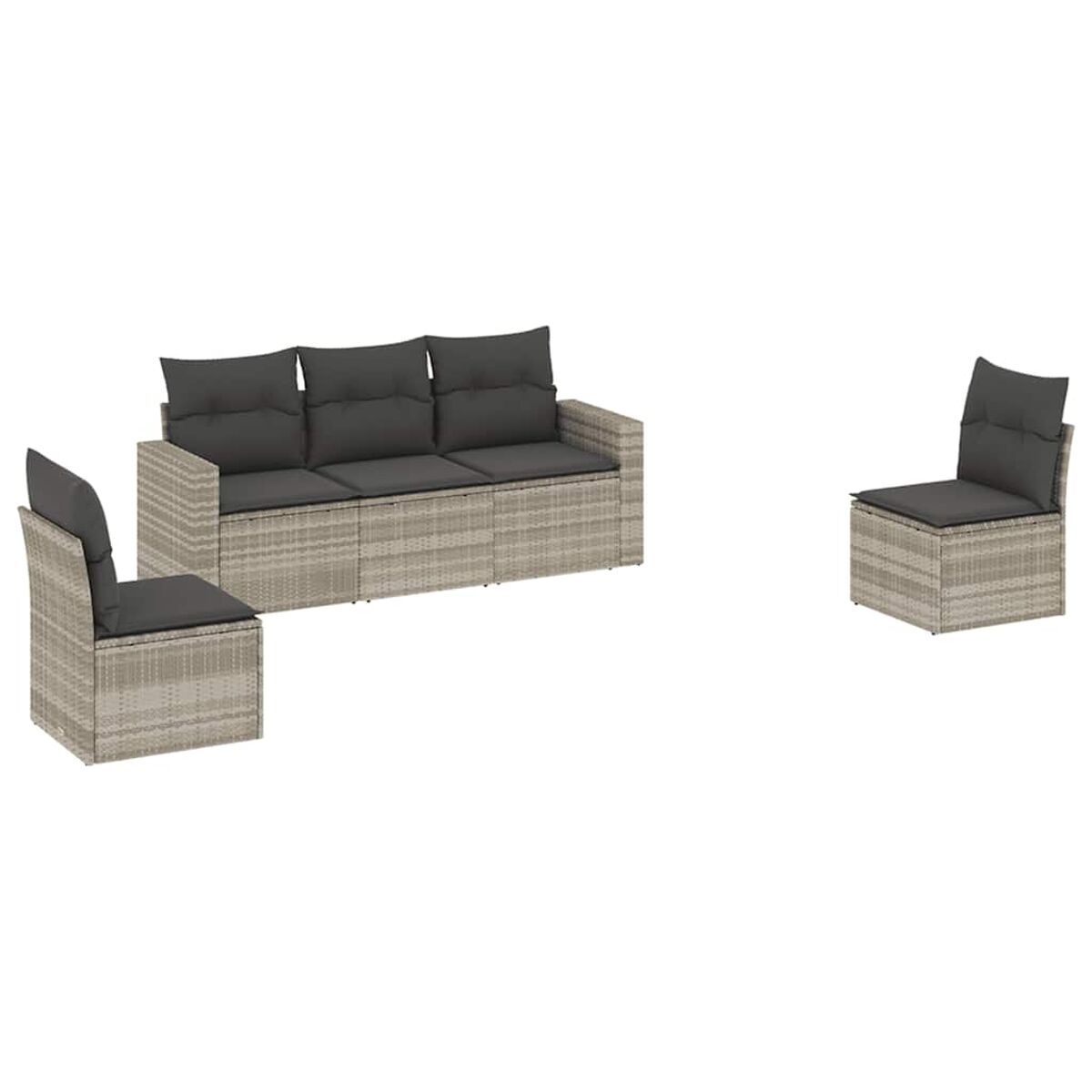 Set divani in rattan beige con cuscini grigi. Sfondo bianco.