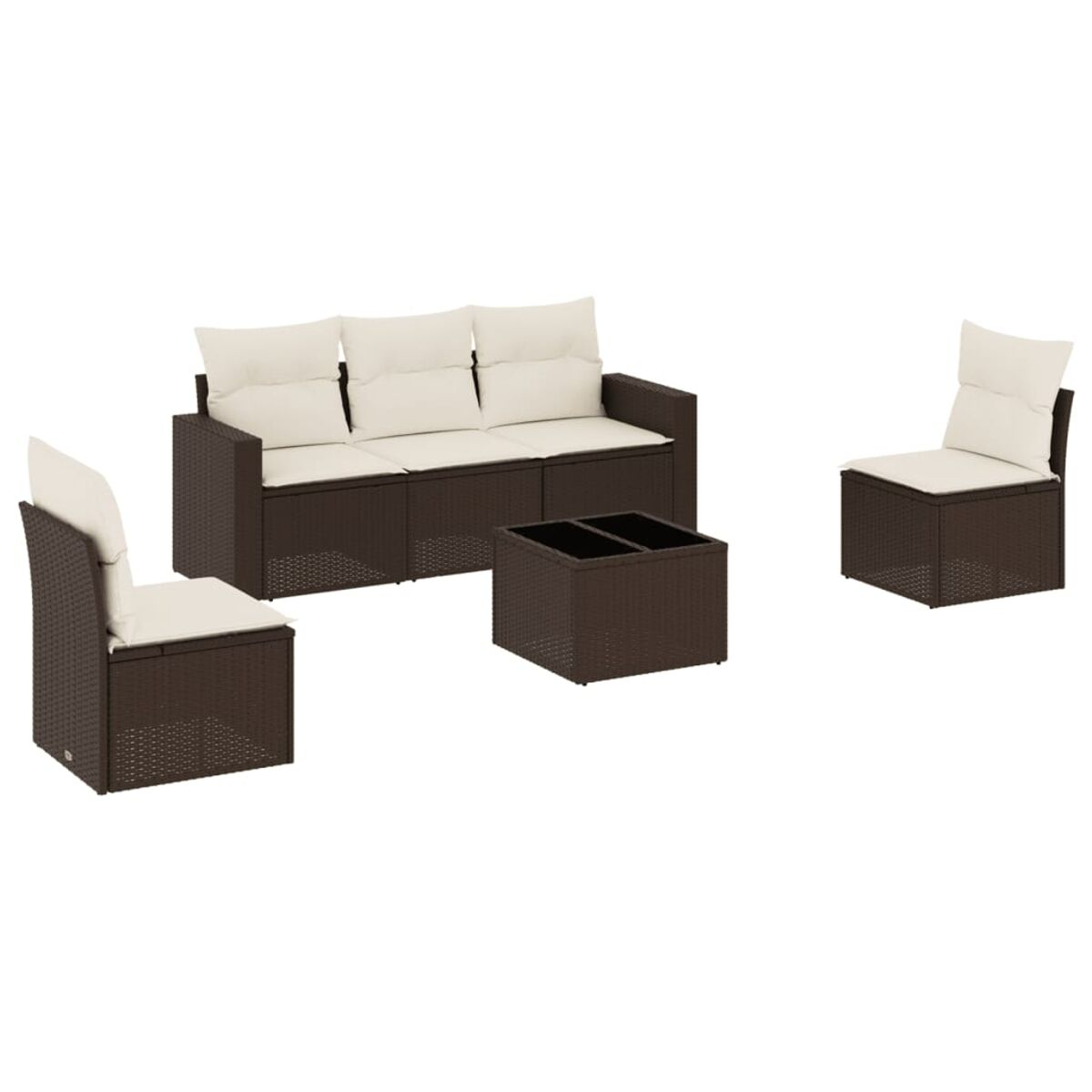 Divano e sedie in rattan marrone con cuscini color crema, più tavolino quadrato. Sfondo bianco.