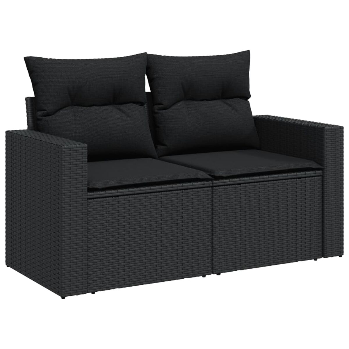Ein schwarzes Sofa im Rattan-Stil für zwei Personen mit schwarzen Kissen. Der Hintergrund ist weiß.