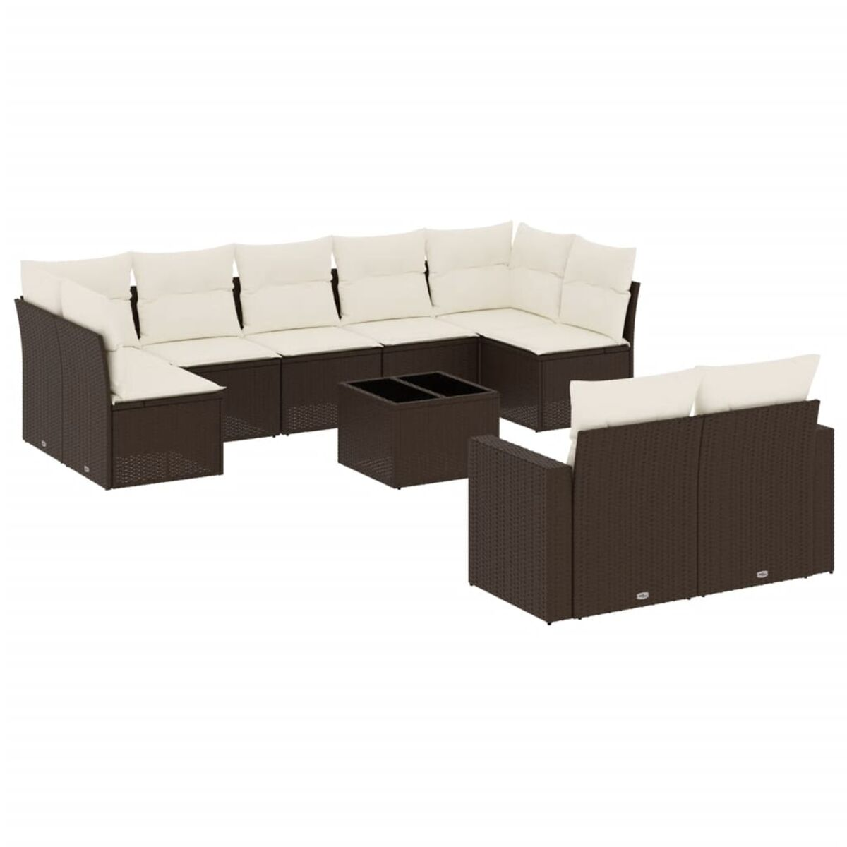 Set divano in rattan marrone con cuscini color crema e tavolino con piano in vetro.