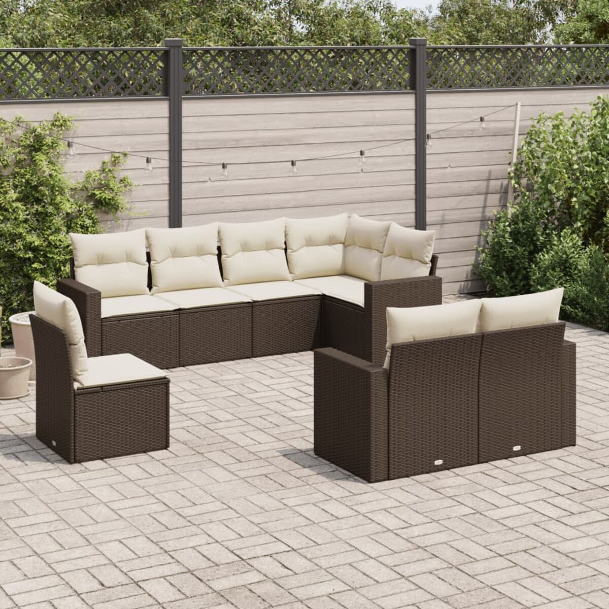Braunes Ecksofa aus Korbgeflecht mit cremefarbenen Kissen, einem Stuhl und Backstein-Patio.
