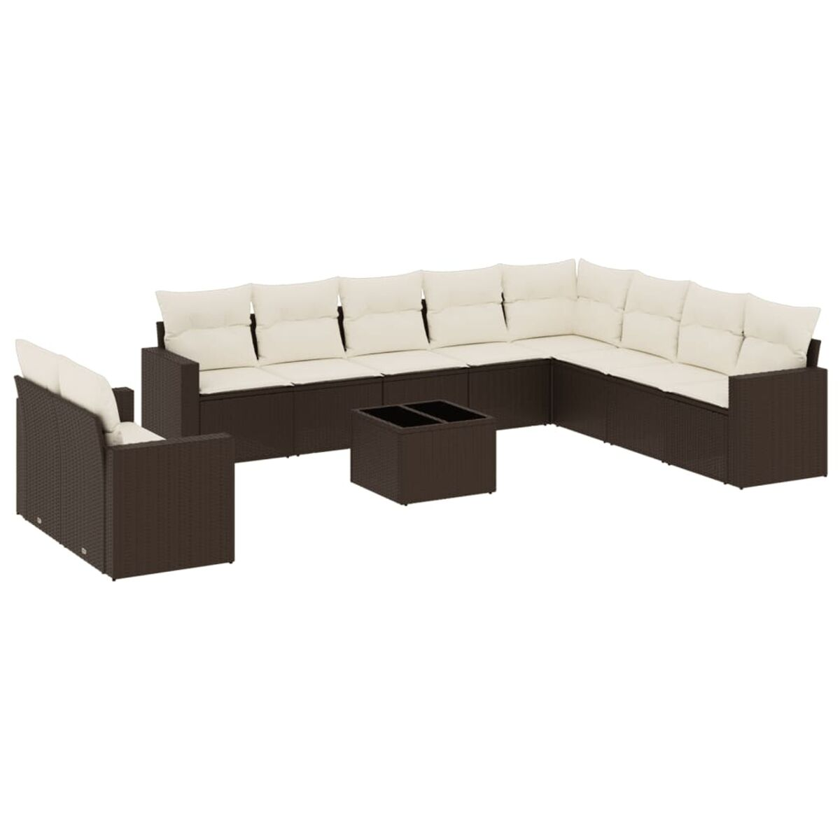 Set divano in rattan marrone con cuscini color crema e tavolino. Sfondo bianco.
