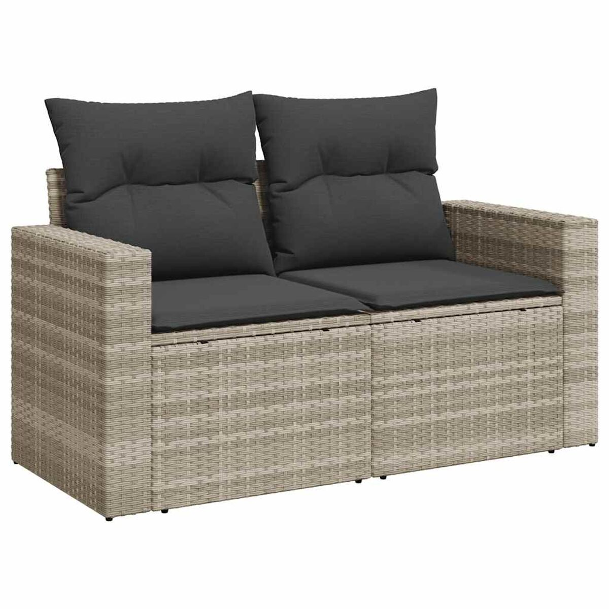 Beiges Rattan-Zweisitzer-Sofa mit zwei grauen Kissen.