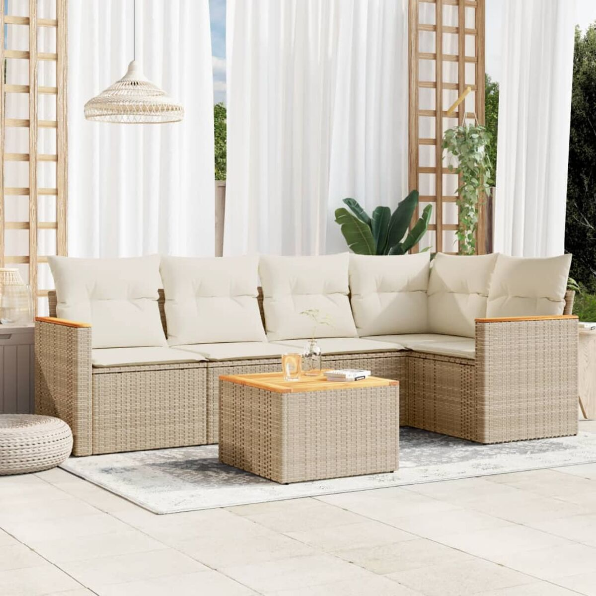 Beiges Rattan-Ecksofa mit beigen Kissen und einem Holztisch. Szene beinhaltet einen Teppich und Vorhänge.