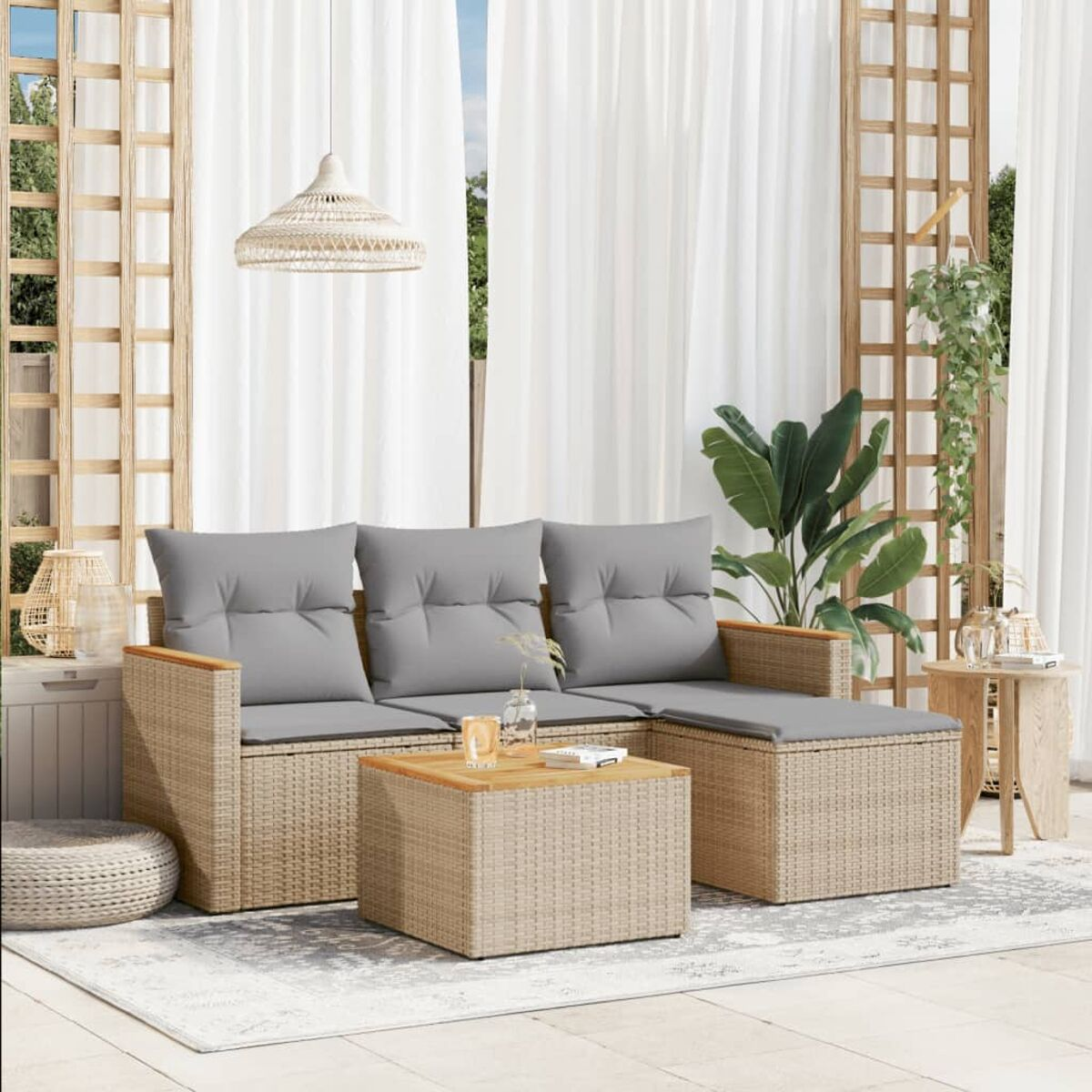 Rattan-Outdoor-Sofagarnitur mit grauen Kissen und einem Holztisch. Außenbereich mit Teppich.