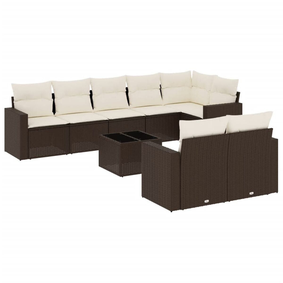 Set divano in rattan marrone con cuscini color crema e tavolino con piano in vetro.