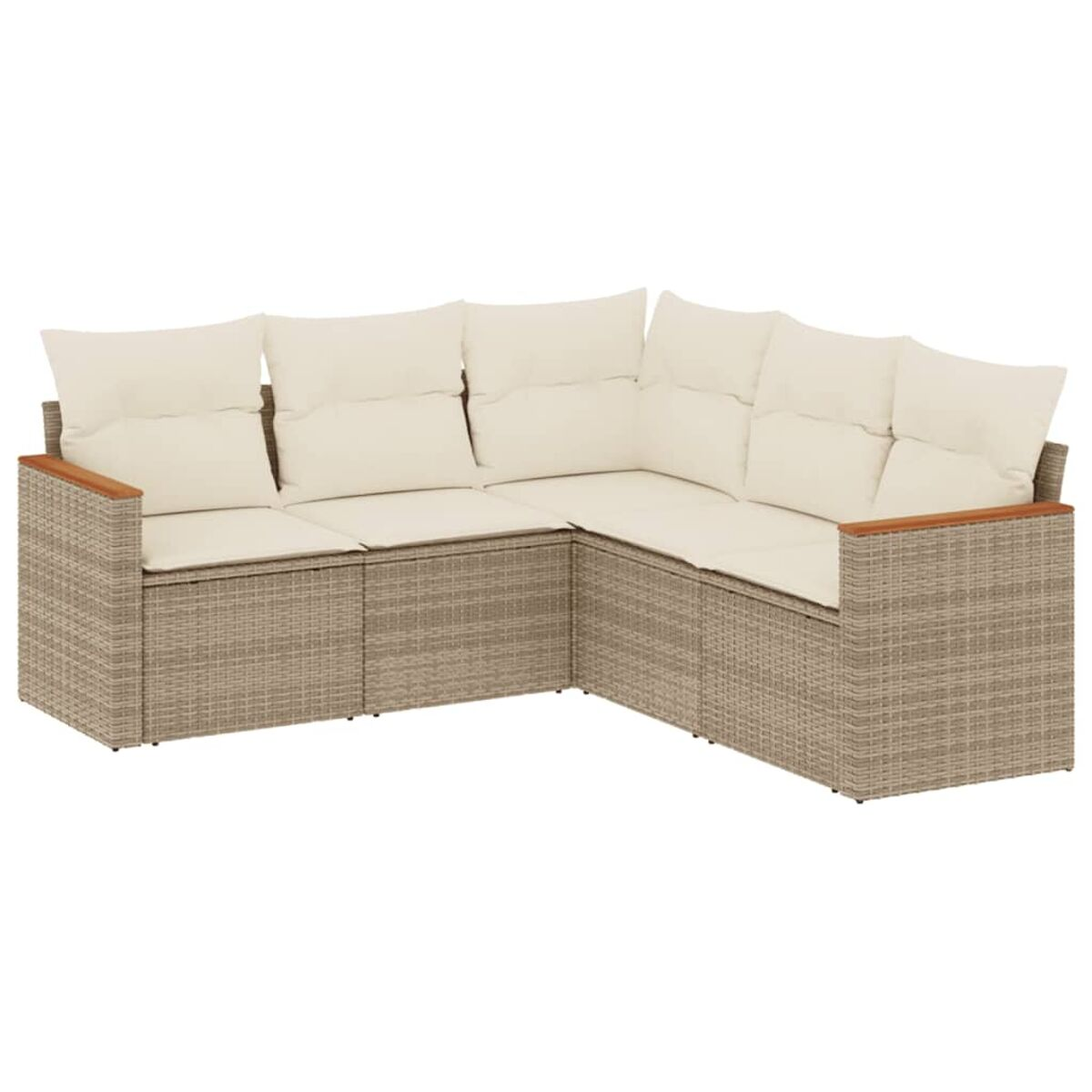 Beiges Wicker-Ecksofa mit cremefarbenen Kissen. Studio. Die Möbel sind leer.