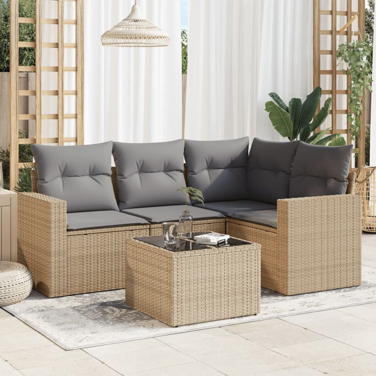 Beiges Outdoor-Ecksofa mit grauen Kissen und einem kleinen Tisch. Szene zeigt eine Terrasseneinstellung.