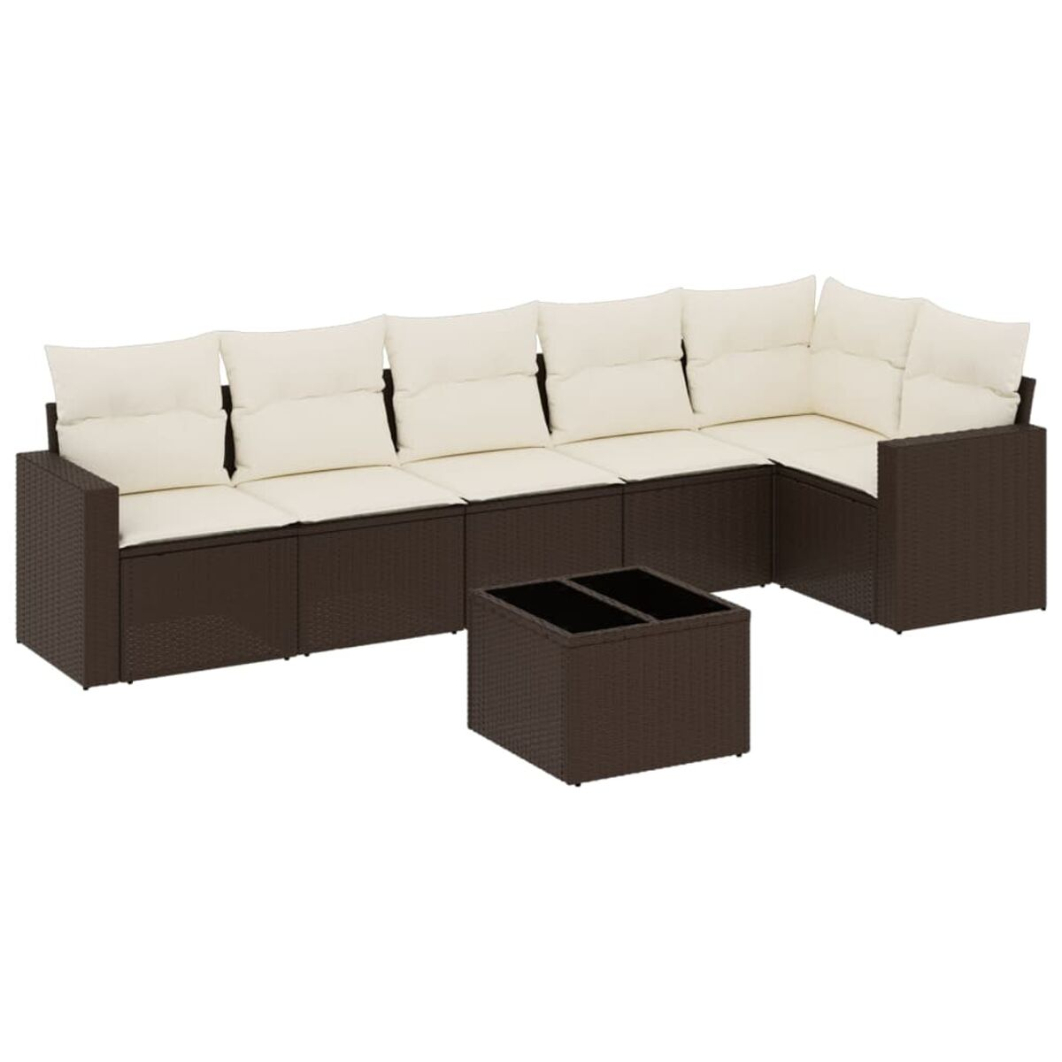 Divano angolare in rattan marrone con cuscini color crema e tavolino quadrato. Sfondo bianco.