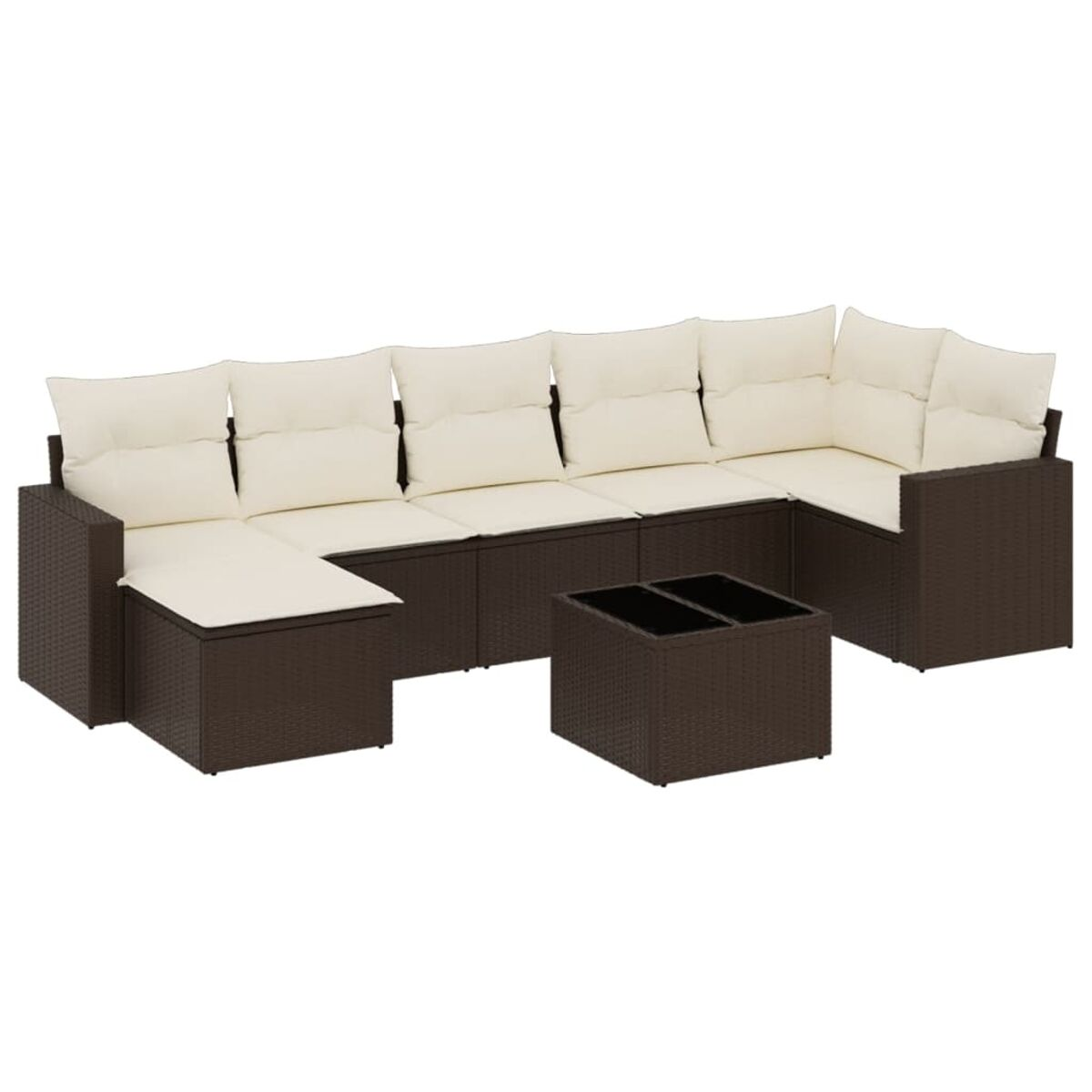 Divano angolare in vimini marrone con cuscini color crema e tavolino abbinato. Sfondo bianco.