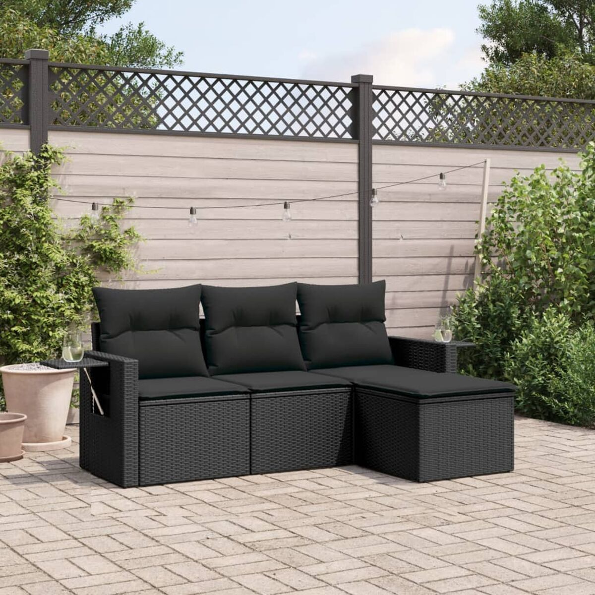 Schwarzes Rattan-Outdoor-Sofaset mit schwarzen Kissen. Enthält Sofa, Chaiselongue und Beistelltisch.