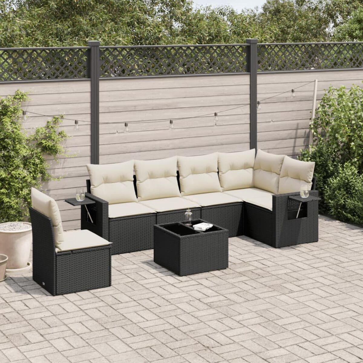 Schwarzes Rattan-Outdoor-Sofaset mit beigen Kissen und einem quadratischen Couchtisch.