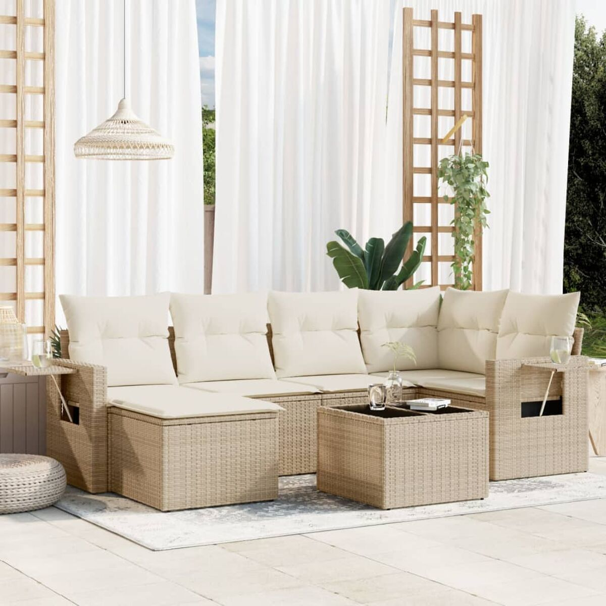 Rattansofa-Set mit cremefarbenen Kissen und einem Couchtisch, Outdoor-Setting.