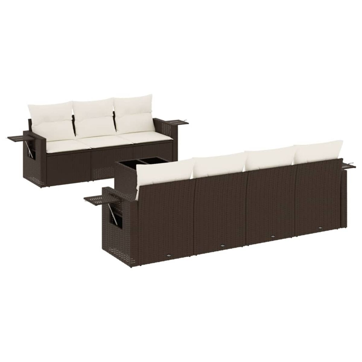 Due divani marroni in stile rattan con cuscini bianchi e tavolini, su sfondo bianco.