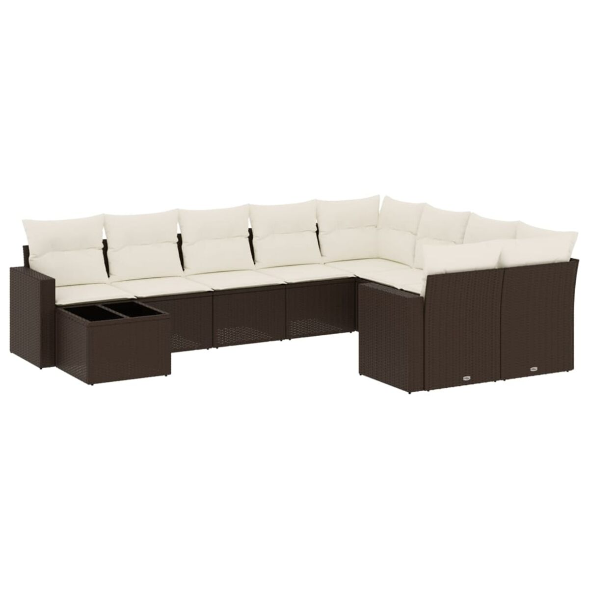 Divano ad angolo in rattan marrone con cuscini color crema e tavolino marrone. Sfondo chiaro.