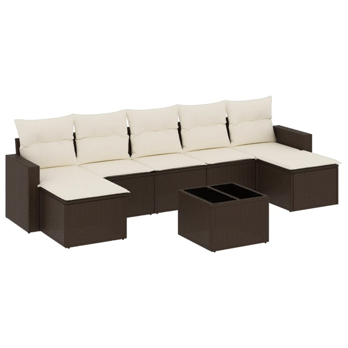 Divano ad angolo in rattan marrone con cuscini color crema e tavolino marrone. Sfondo bianco.