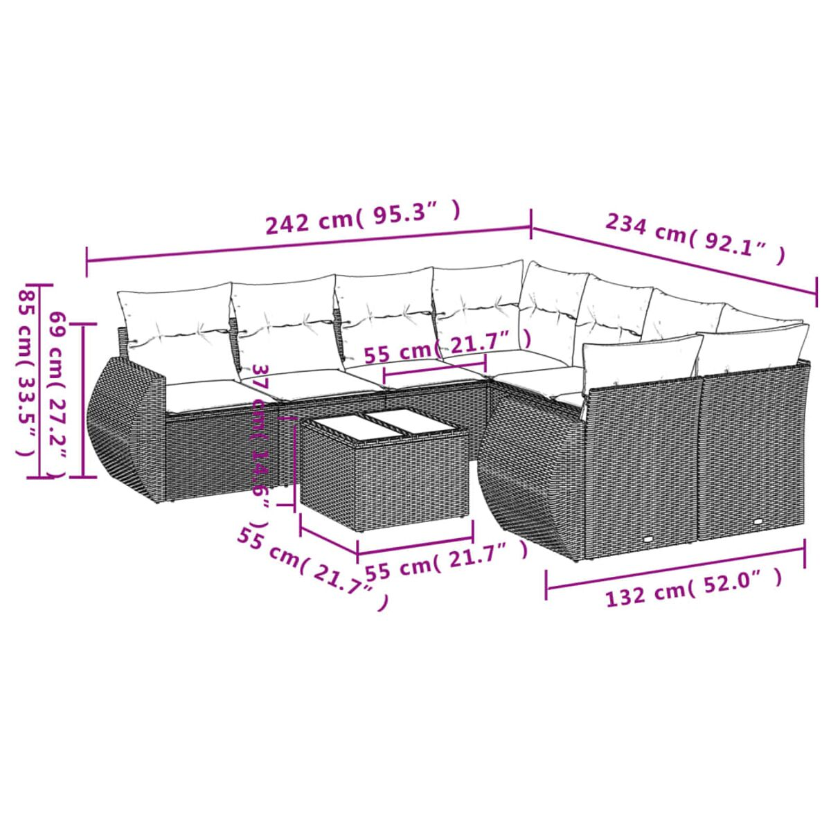 Outdoor-Ecksofa mit schwarzen Kissen auf einem Teppich. Weiße Vorhänge und Hängelampen hinten.