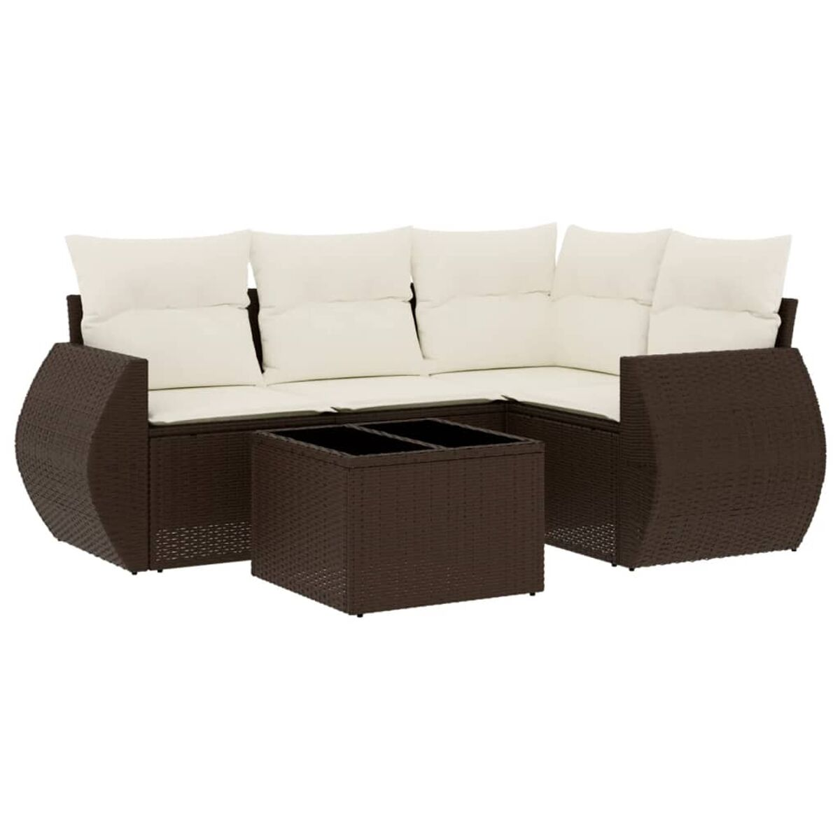 Divano angolare in rattan marrone con cuscini color crema, tavolino. Isolato su bianco.