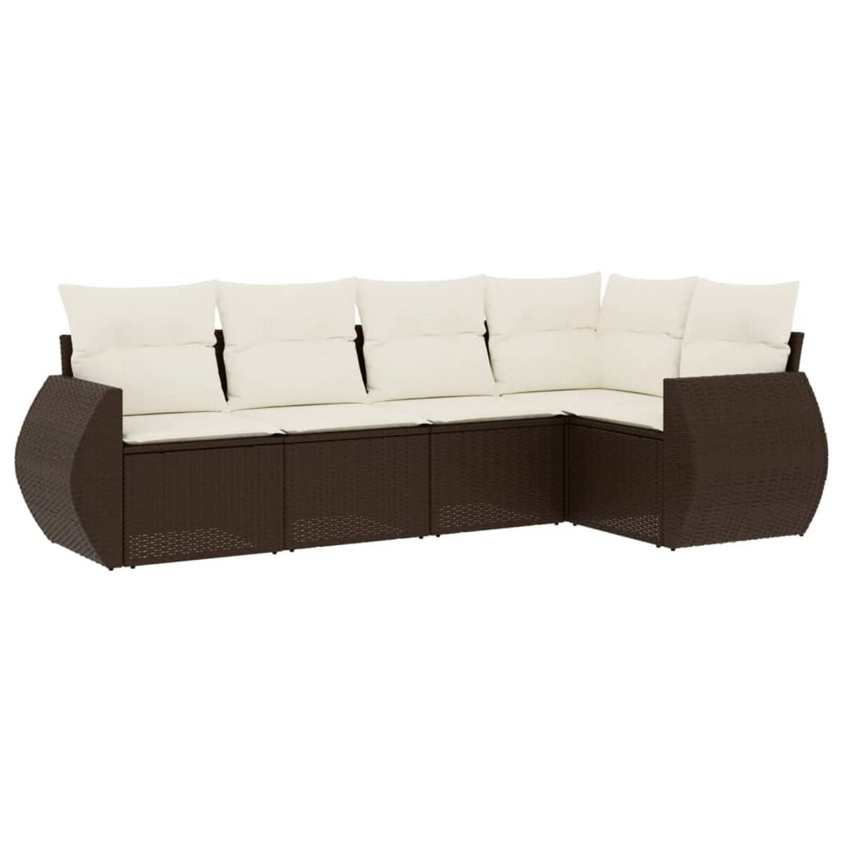 Divano angolare in vimini marrone con cuscini color crema. Isolato su sfondo bianco.