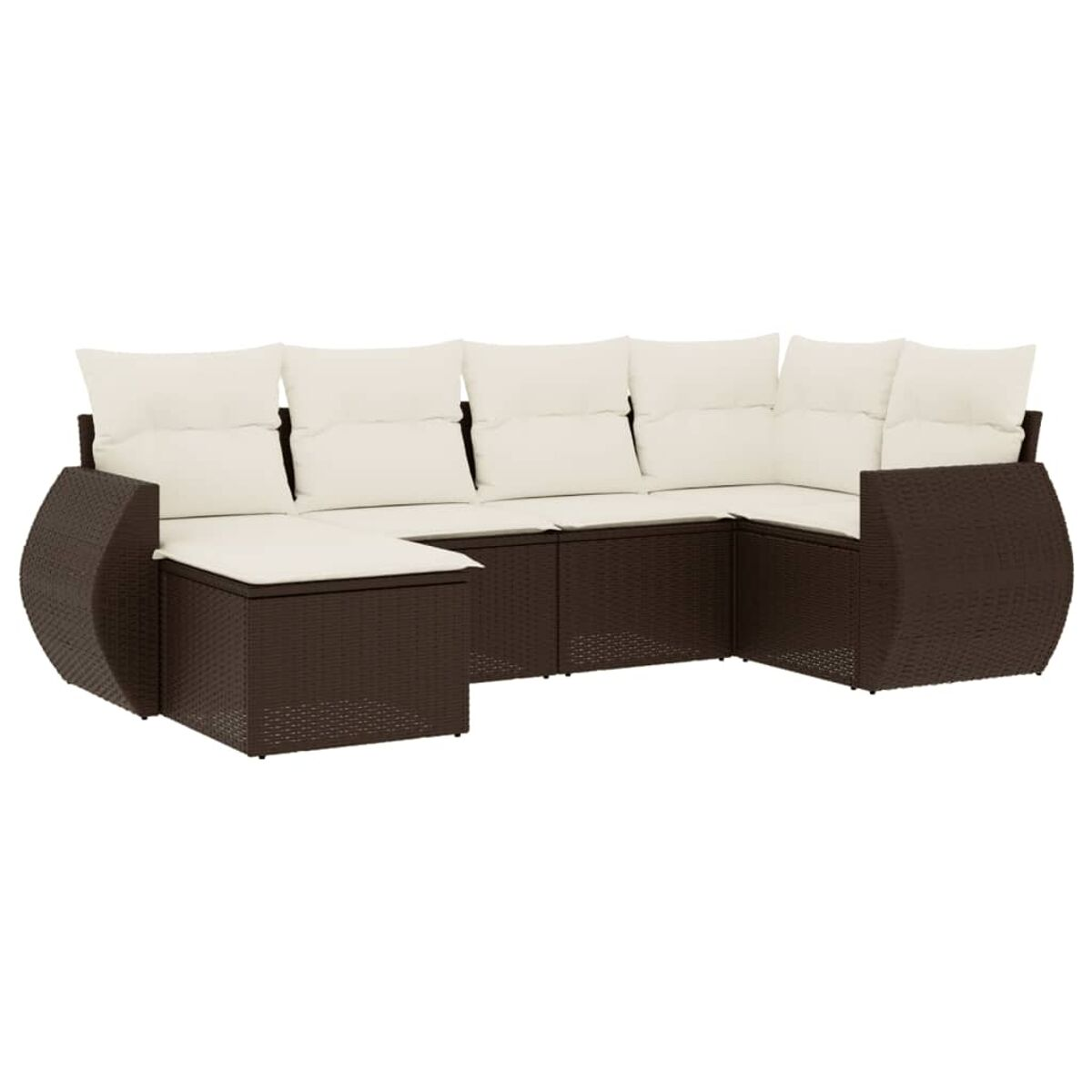 Divano a L in vimini marrone con cuscini color crema. Sfondo bianco.