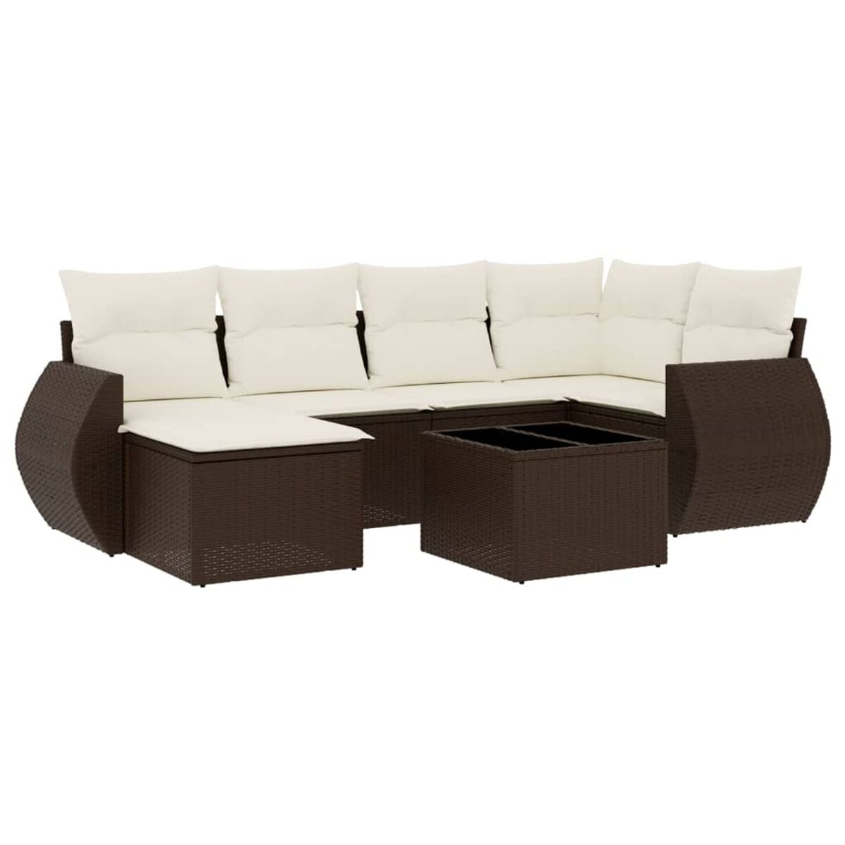 Divano angolare in vimini marrone con cuscini color crema e tavolino quadrato. Sfondo bianco.