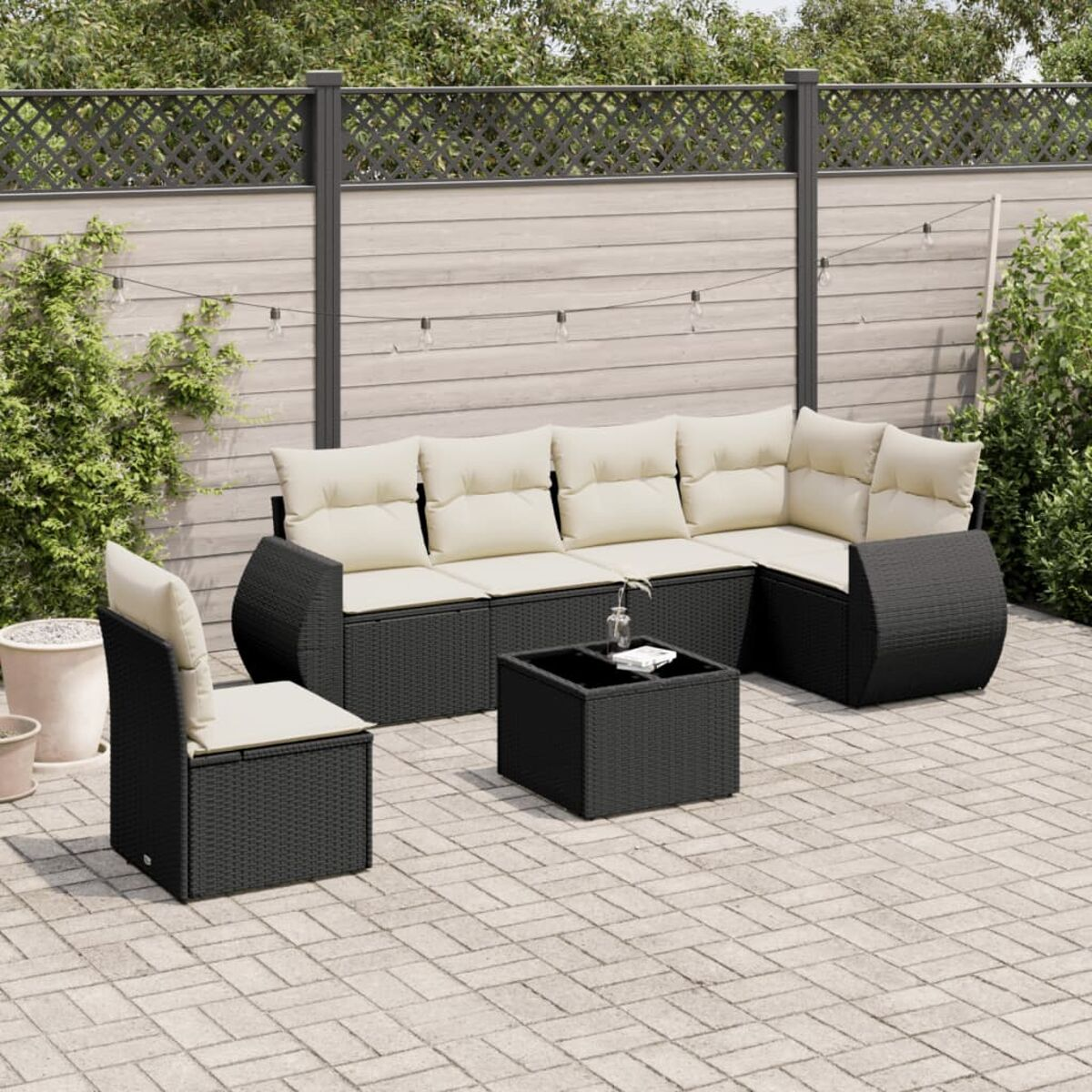 Outdoor-Sitzgruppe mit Sofa, Stuhl und Tisch.