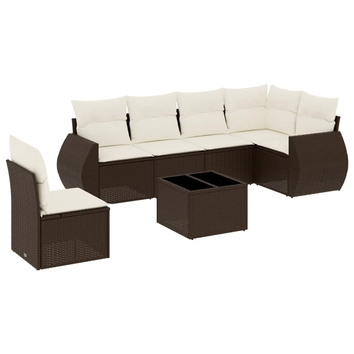 Set divano in vimini marrone con cuscini color crema e tavolino abbinato. Sfondo bianco.