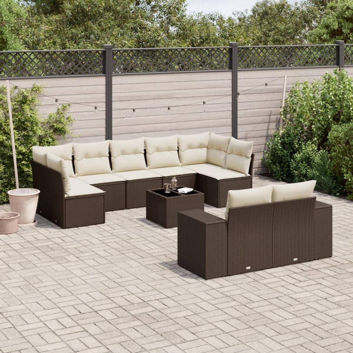 Braunes Wicker-Outdoor-Möbelset mit beigen Kissen und einem Couchtisch.