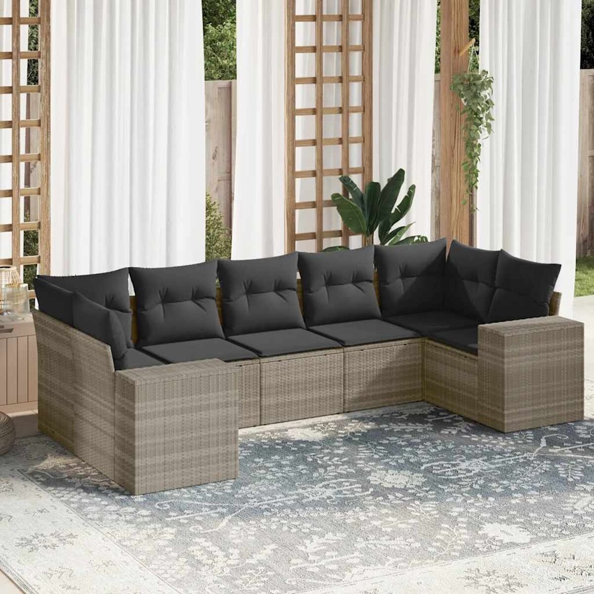 Outdoor-Sofa-Set aus Korbgeflecht mit dunkelgrauen Kissen. Das Set enthält einen Couchtisch.