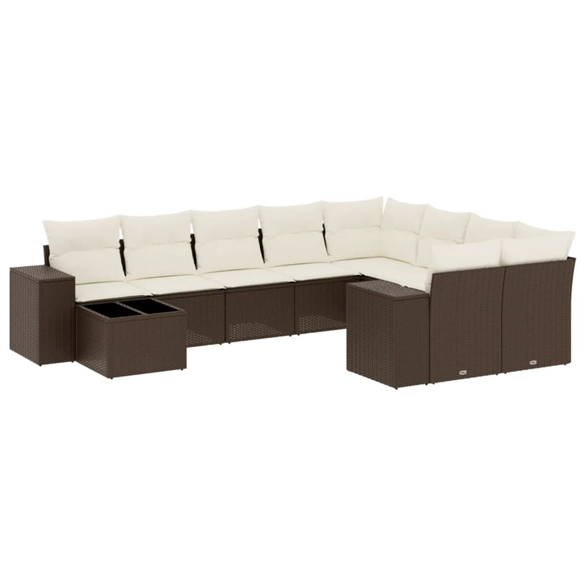 Divano angolare in rattan marrone con cuscini color crema e tavolino. Sfondo bianco.