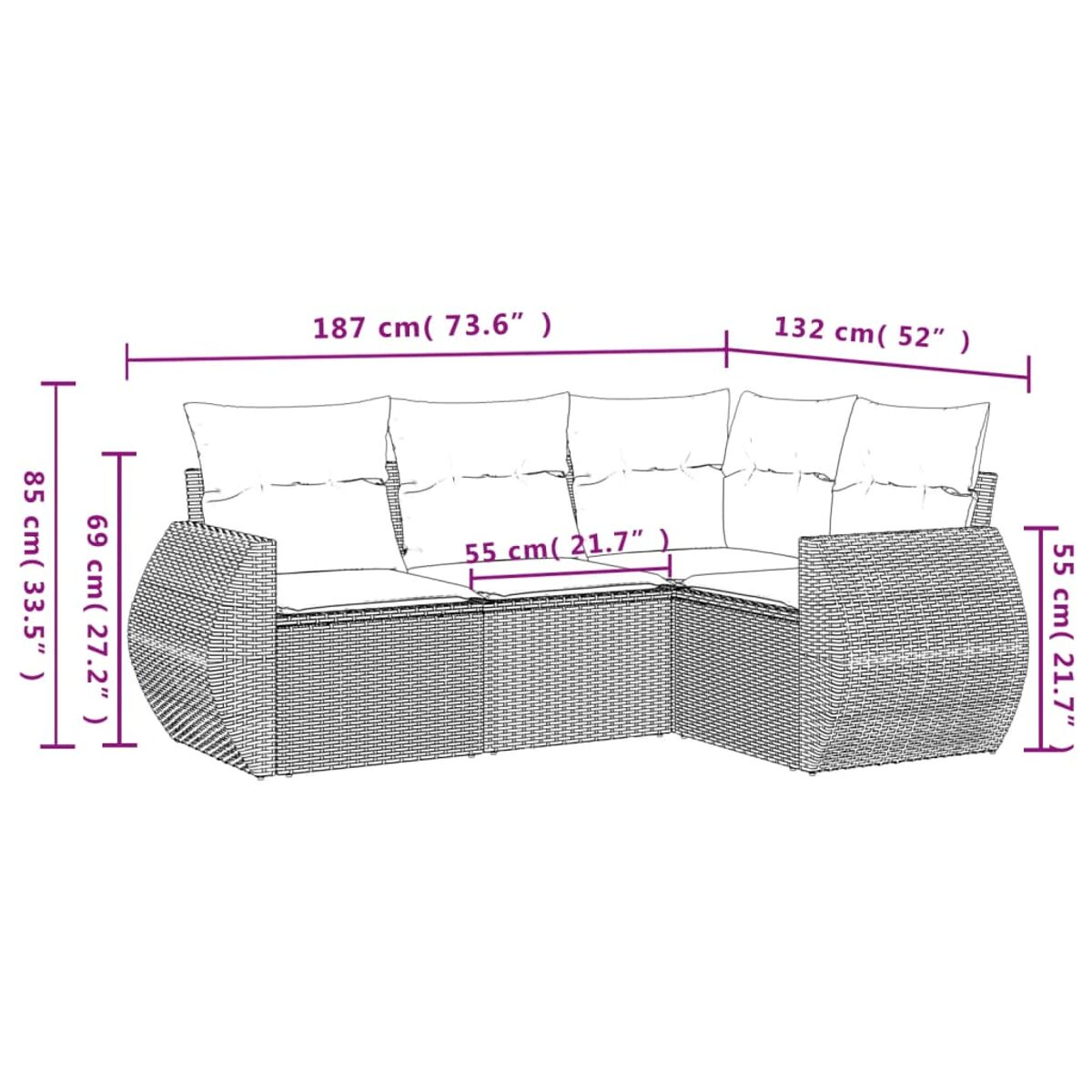 Ein Ecksofa aus Rattan mit Abmessungen. Es hat weiße Kissen und ein geschwungenes Design.