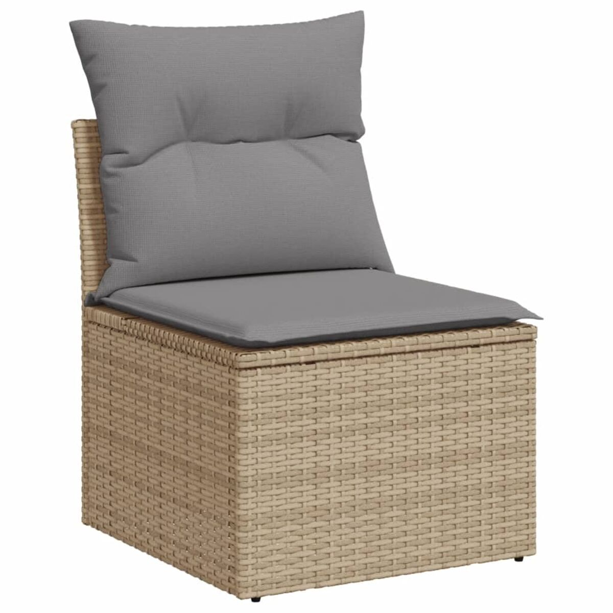Korbstuhl mit grauen Kissen vor weißem Hintergrund. Der Stuhl ist beige.