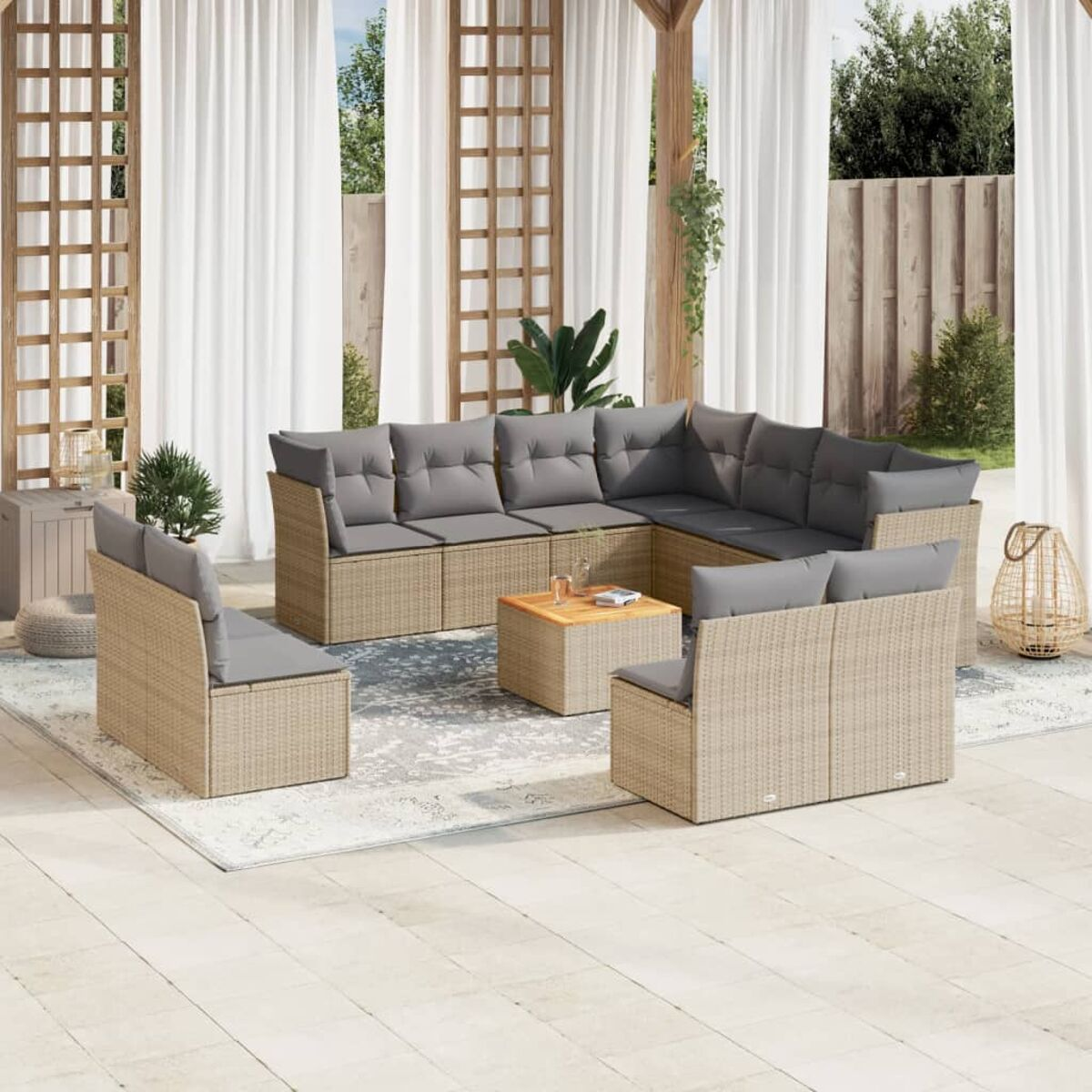 Beiges Outdoor-Ecksofa aus Korbgeflecht mit grauen Kissen. Draußen.