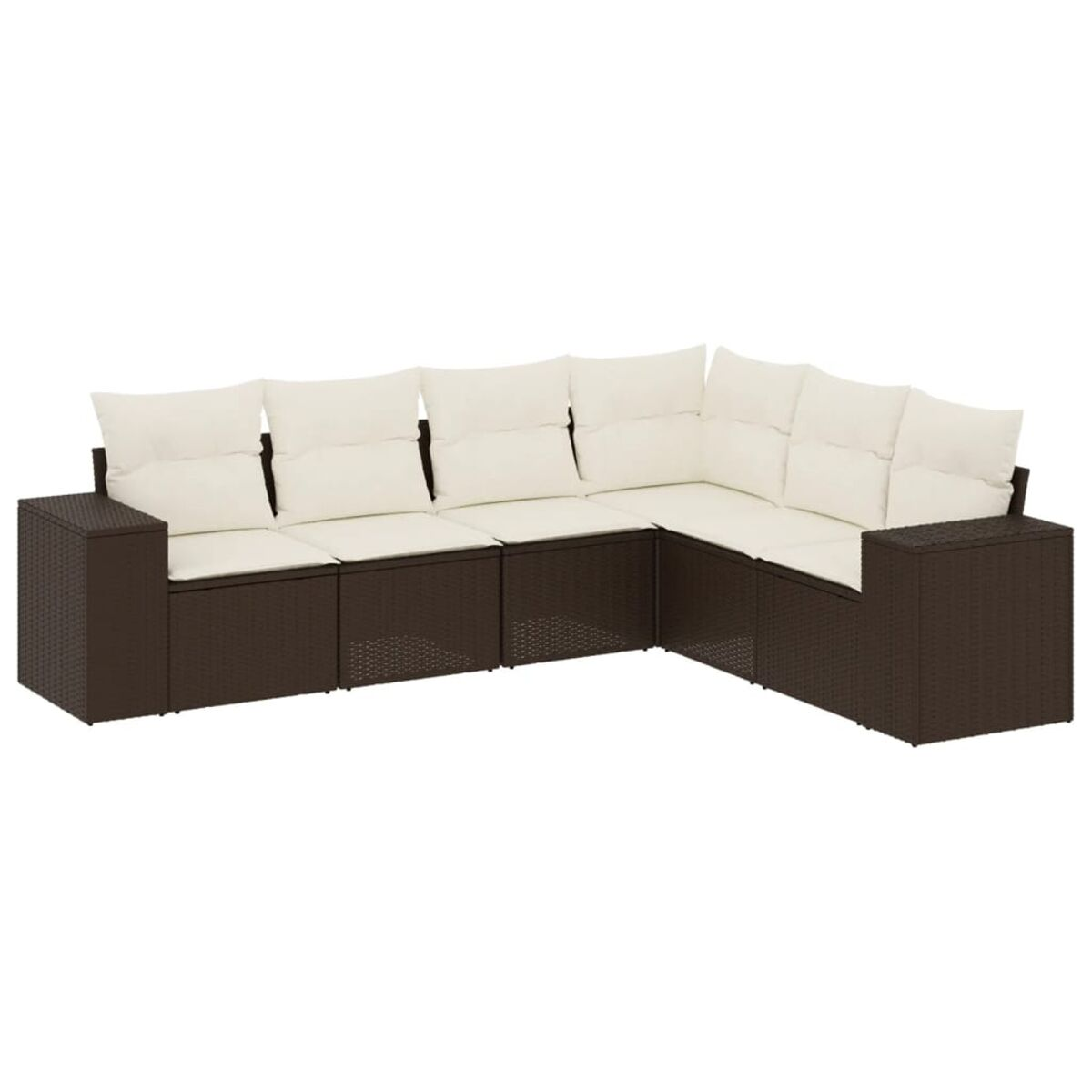 Divano angolare in vimini marrone con cuscini color crema, a forma di L, isolato su bianco.