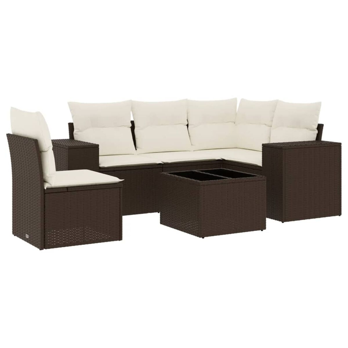 Set divano in vimini marrone con cuscini crema e tavolo. Isolato su sfondo bianco.
